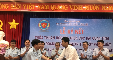 Thêm 4 doanh nghiệp ký kết thỏa thuận hợp tác hải quan